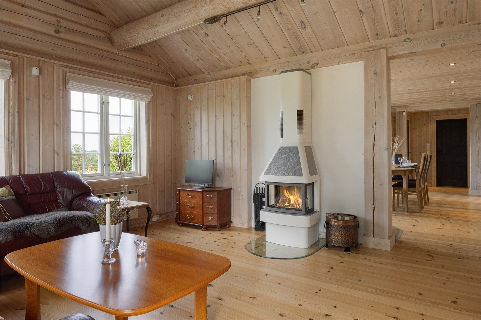 Stuen er et naturlig samlingspunkt med god plass til sofagruppe og øvrig møblement.