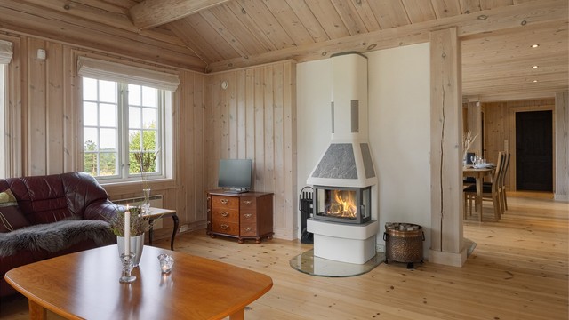 Stuen er et naturlig samlingspunkt med god plass til sofagruppe og øvrig møblement.