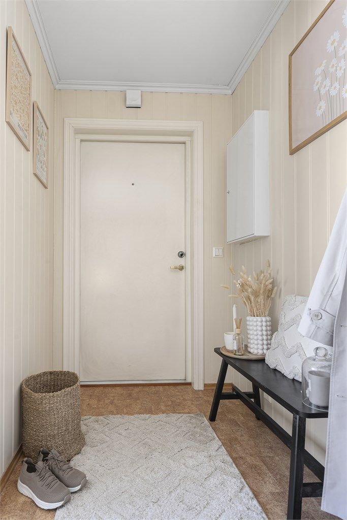 Luftig entré med plass til å henge av yttertøy. 