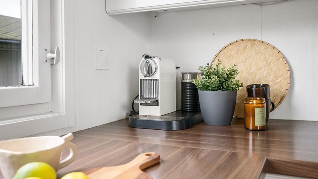 Her er det godt med skapplass og arbeidsflater, samt integrert stekeovn og platetopp.