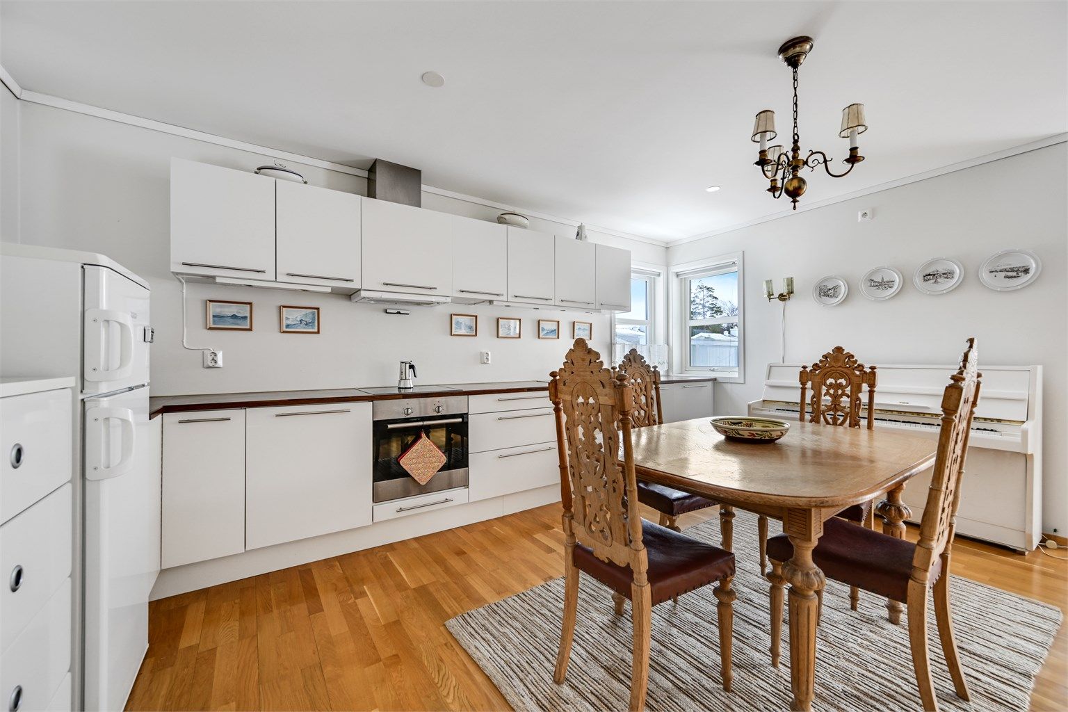  Det er avsatt plass til frittstående kjøleskap, samt montert komfyrvakt over kokesonen. 