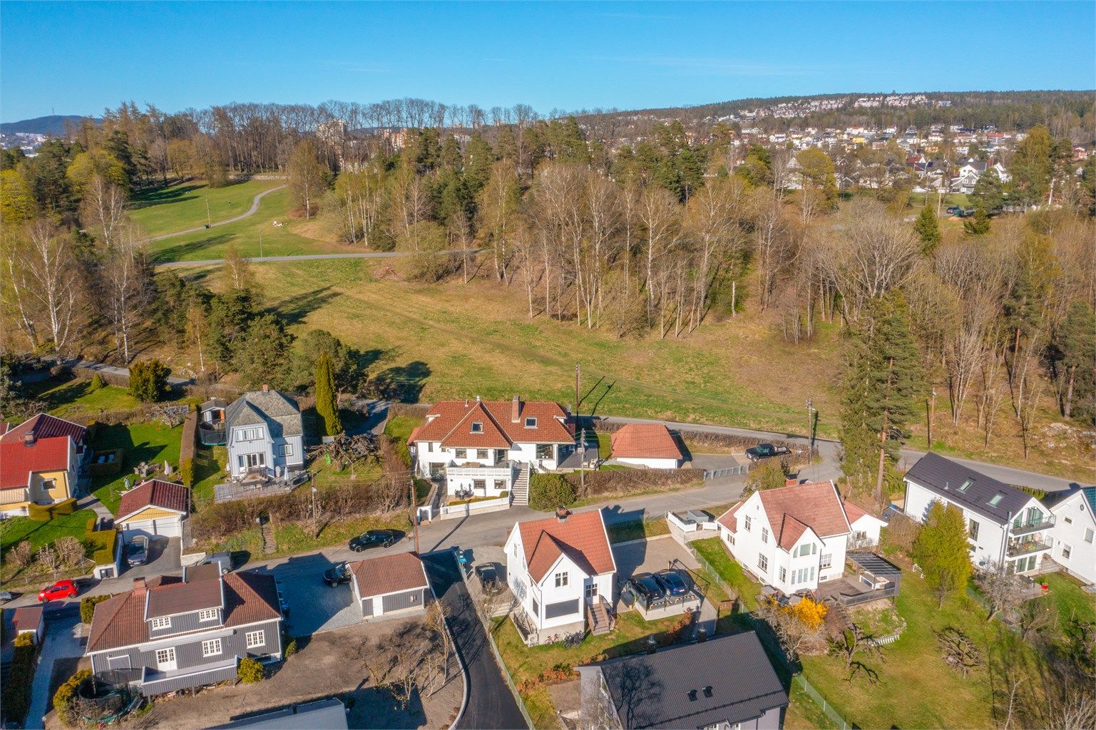 Drone over eiendommen og nærområdet. Nordre Skøyen hovedgård sees på toppen.