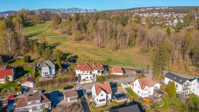 Drone over eiendommen og nærområdet. Nordre Skøyen hovedgård sees på toppen.