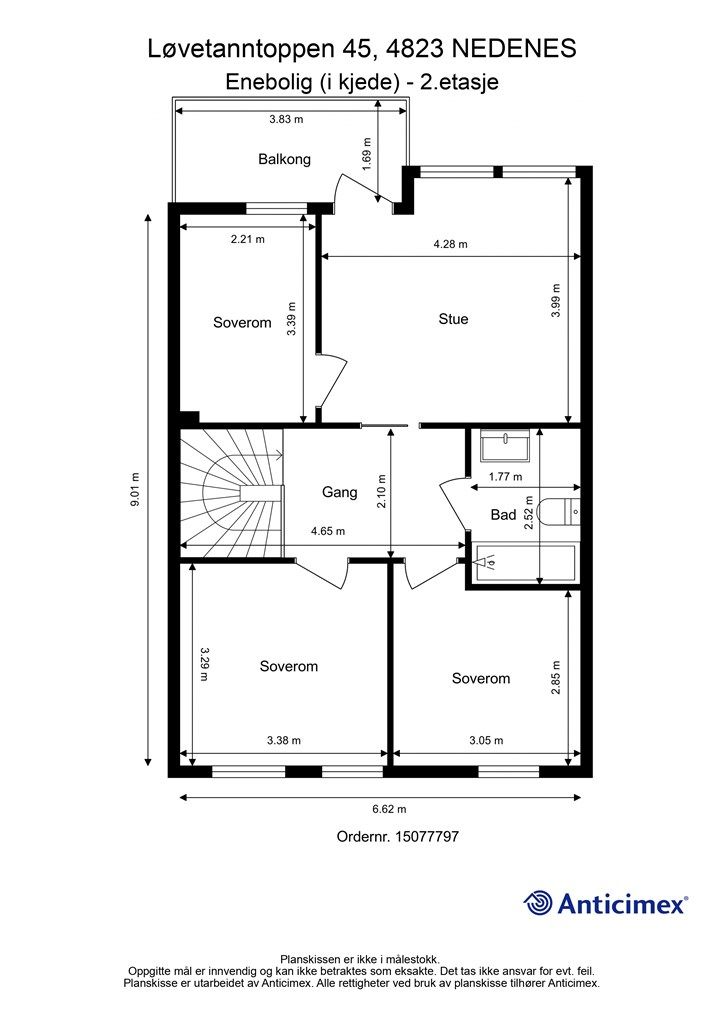 Andre etasje inneholder en ekstra stue, tre soverom og bad. 