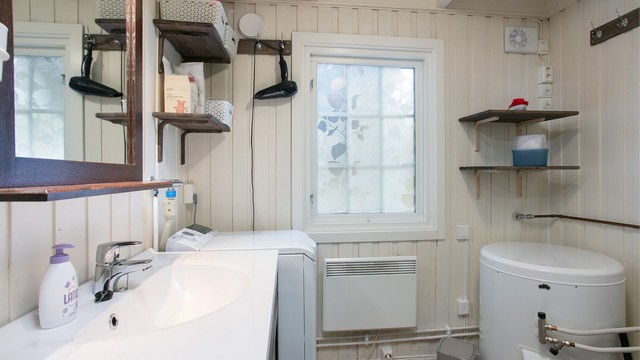 Baderomsinnredning med nedfelt servant