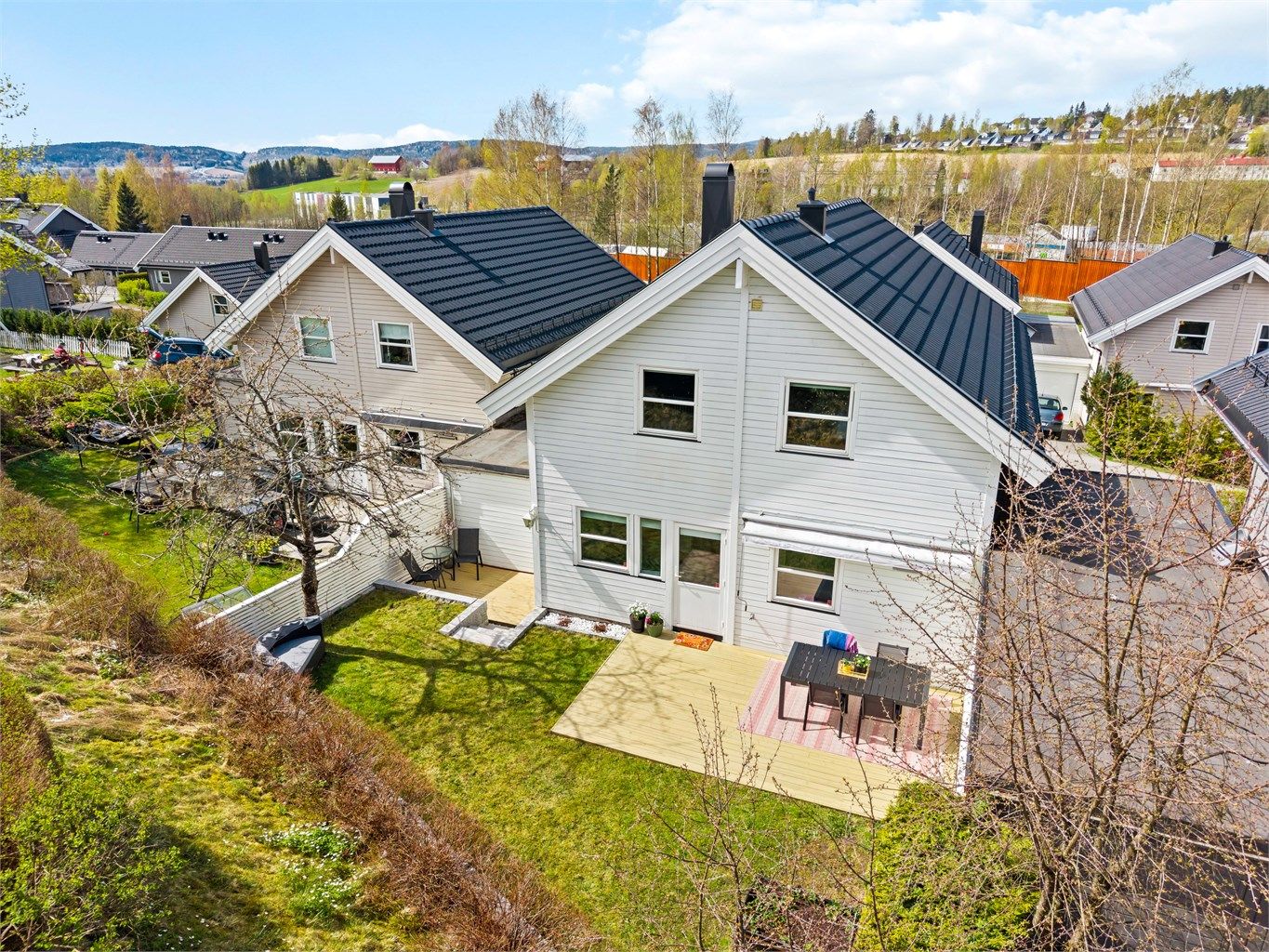 Boligen har en flott beliggenhet i feltet med gode solforhold.