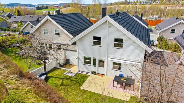 Boligen har en flott beliggenhet i feltet med gode solforhold.