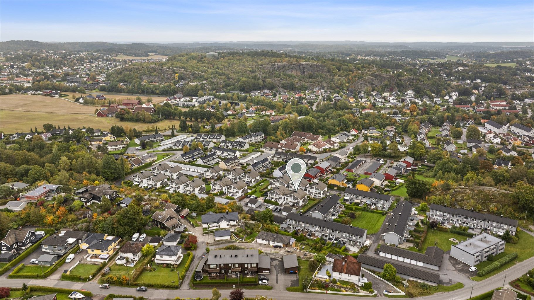 Fint beliggende i et veletablert, barnevennlig, sentralt og populært boligområde i Sandefjord!