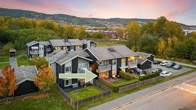 Leiligheten ligger sentralt på Gulskogen, samtidig tilbaketrukket i et barnevennlig boligfelt.