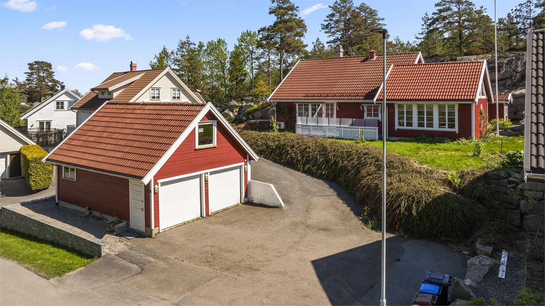 Eiendommen inkluderer en romslig dobbelgarasje fra 1997 med innlagt strøm og et stort, uinnredet loft.