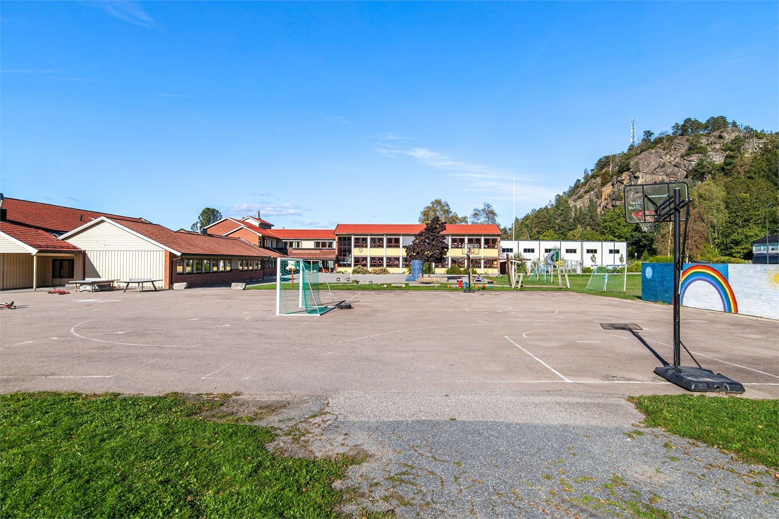 Hedrum barneskole ligger kun 250 meter unna leiligheten (i luft linje).