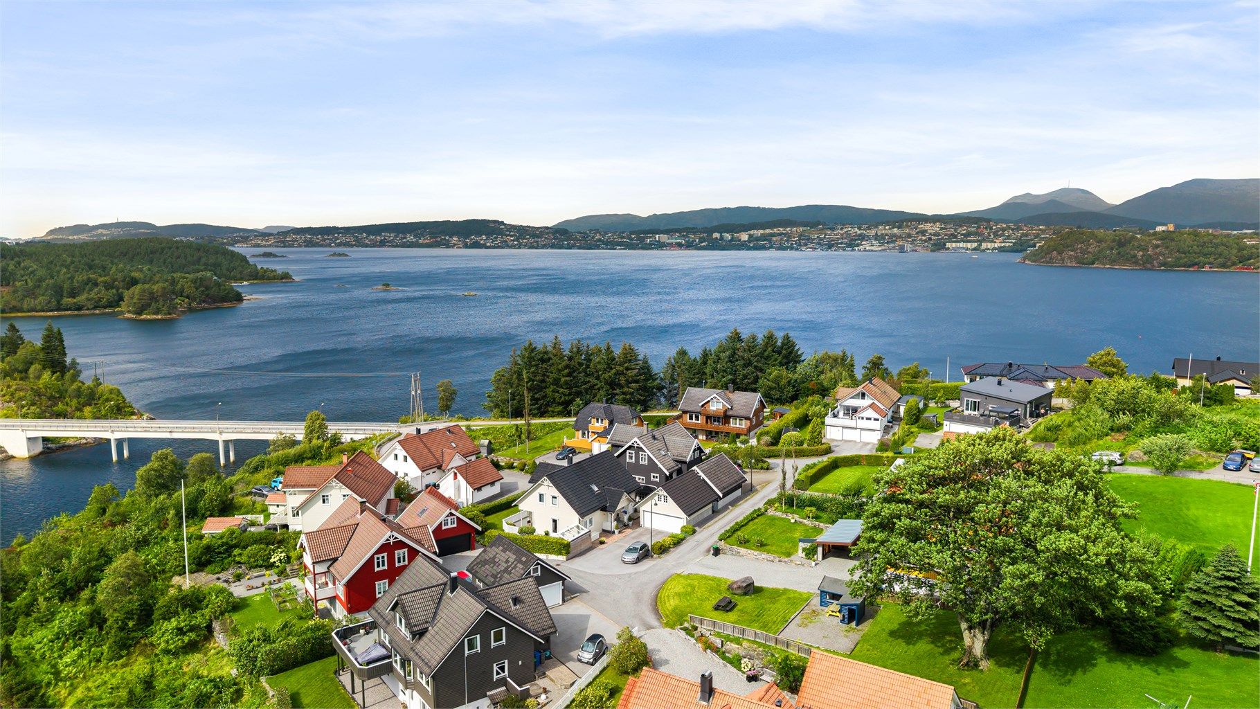 Boligen ligger i et etablert og rolig boligområde i Vegsund.