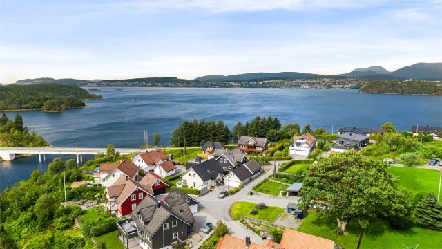 Boligen ligger i et etablert og rolig boligområde i Vegsund.