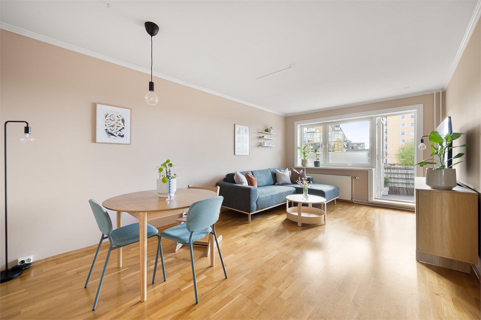 Dette er en lys og gjennomgående 3-roms endeleilighet med vinduer i tre retninger og stor, sydvendt balkong med lite innsyn. Foto: Martine Eren Jacobsen.