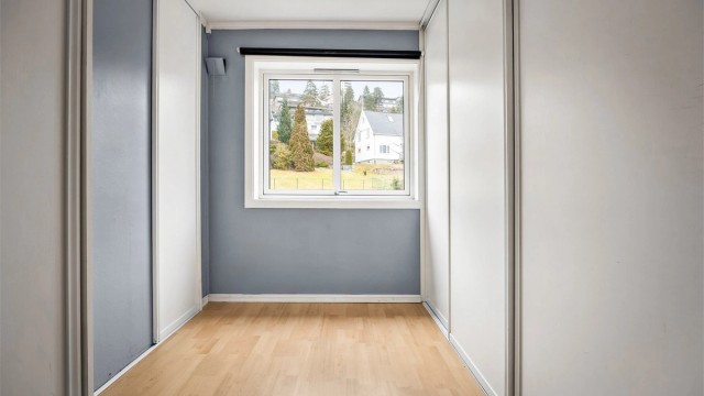 Soverom med plass til seng og tre forskjellige garderobeløsninger