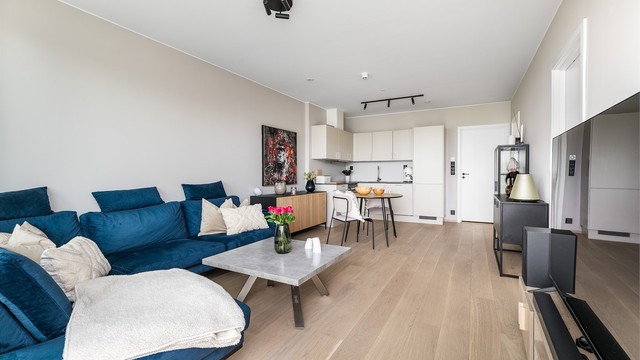 Romløsningen er meget effektiv, blant annet med stuen og kjøkkenet i åpen løsning.