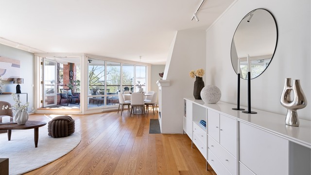 Stor og åpen stue med gode møbleringsmuligheter.