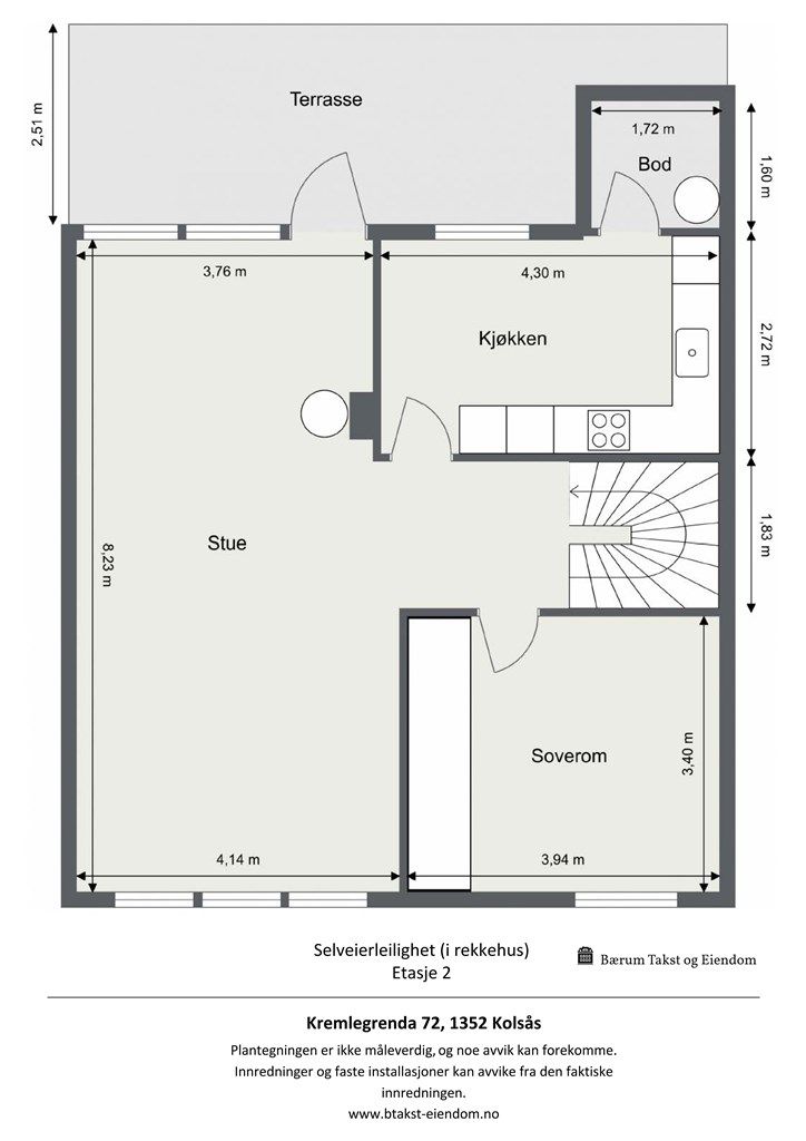 Plantegning 2. etg. Her finner man stue og kjøkken, samt det som i dag benyttes som hovedsoverom. Direkte utgang til vestvendt balkong fra stuen. 