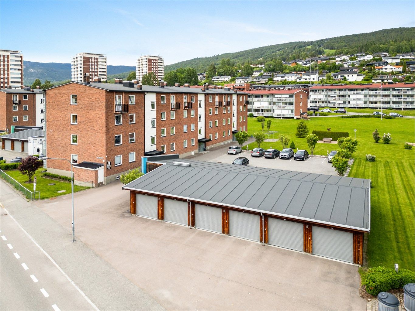 Borettslaget har 68 garasjeplasser som leies ut etter venteliste. 