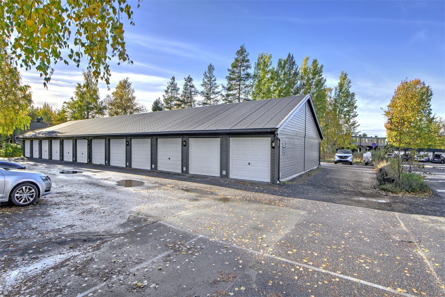 Garasjeplass i felles garasjerekke (elbil-lader i garasjen følger), samt god plass til gjesteparkering