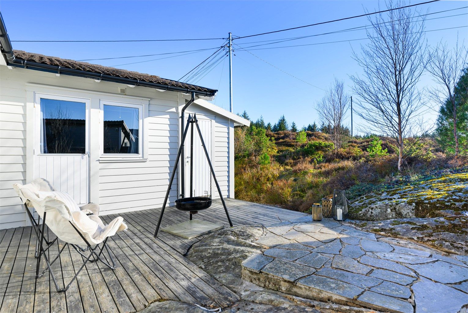 Her kan man sitte å nyte solfylte dager eller vakre kvelder rundt bålpannen