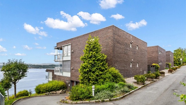 Leiligheten ligger i hele toppetasjen. Vestlia 1 er tegnet av arkitektkontoret GASA AS og har et moderne og minimalistisk uttrykk som lar omgivelsene spille hovedrollen. De stramme teglfasadene gir bygget et solid og varig preg
