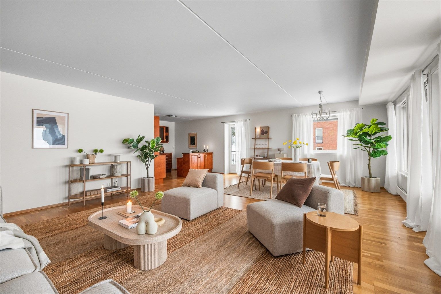 Det er god plass til både sofagruppe og spisegruppe. 