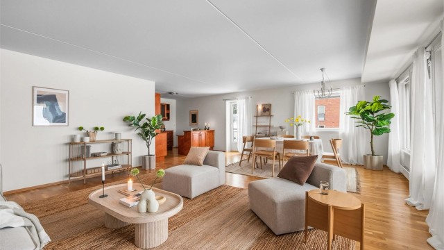 Det er god plass til både sofagruppe og spisegruppe.