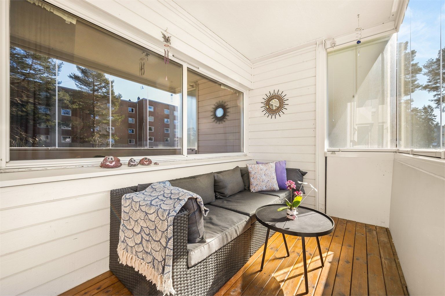 Balkongen ble profesjonelt innglasset i 2022 av Christiania Balkonginnglassing AS.