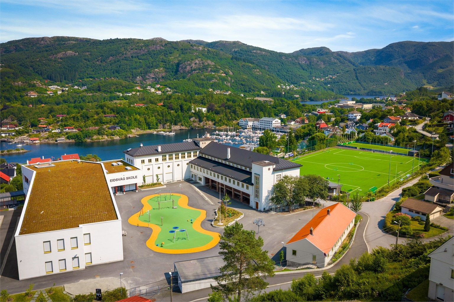 Området er spesielt attraktivt for barnefamilier. Tyriveien har lite gjennomgangstrafikk, samtidig som det er kort og trygg gangavstand til både skole og barnehage.