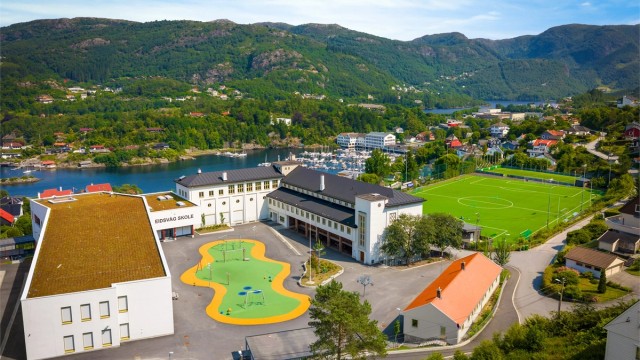 Området er spesielt attraktivt for barnefamilier. Tyriveien har lite gjennomgangstrafikk, samtidig som det er kort og trygg gangavstand til både skole og barnehage.