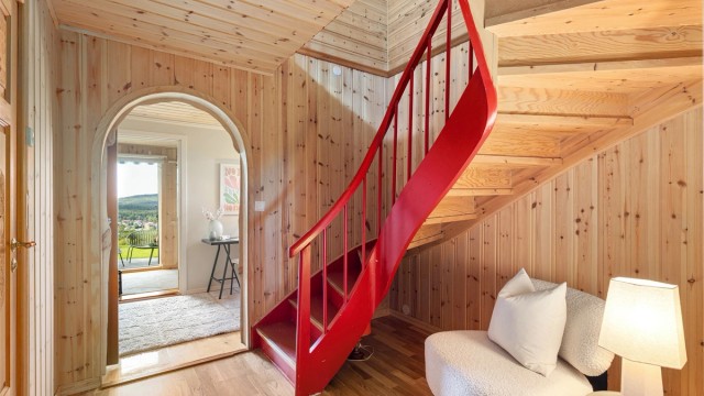 Trappen leder ned til boligens underetasje, hvor tre soverom, bad og vaskerom er samlet