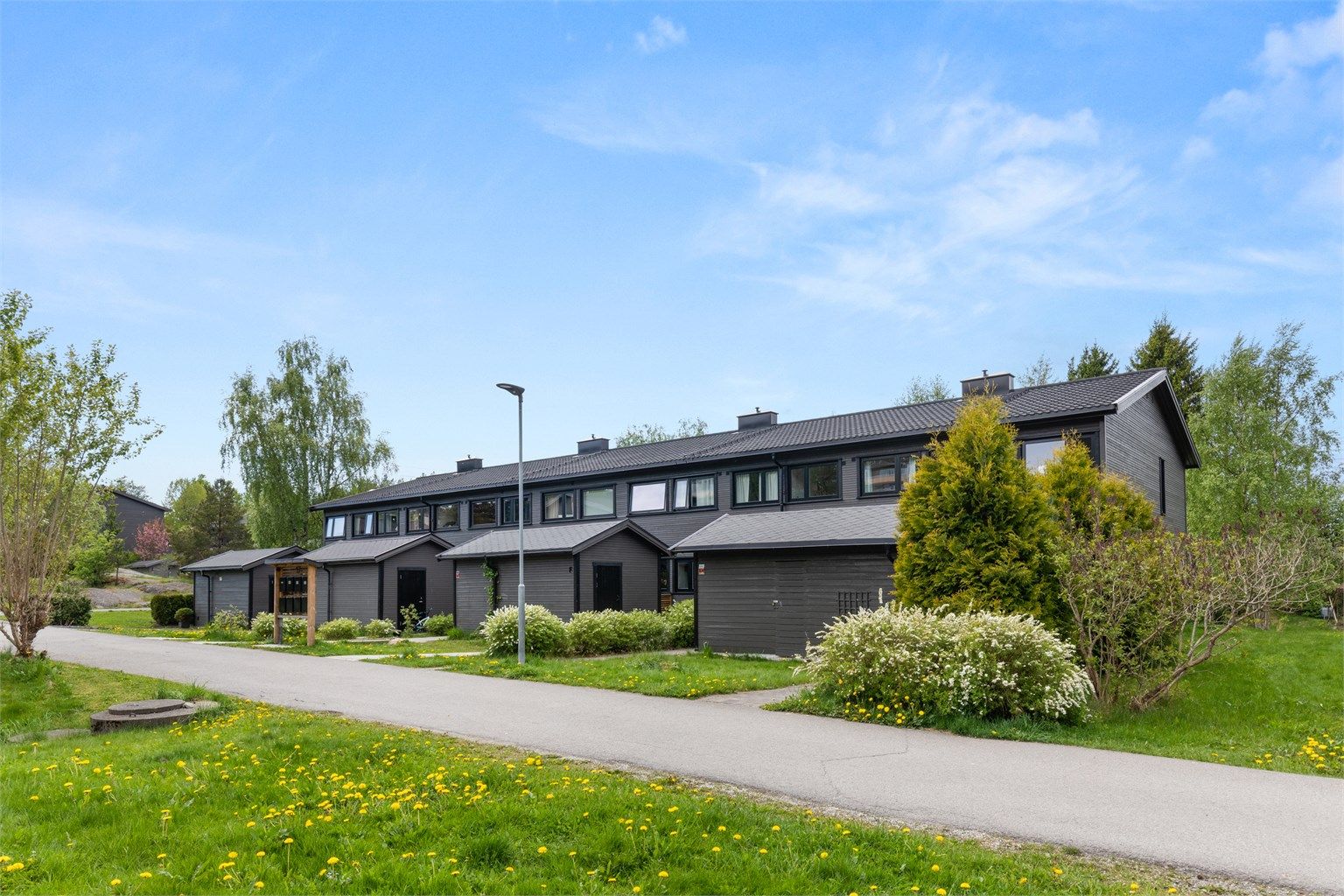 Odins vei 17G ligger med fin intern beliggenhet på feltet og stor felles plen mot vest på hagesiden