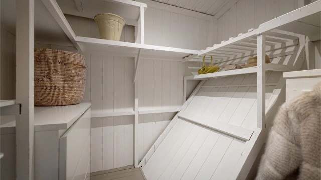 Plassbygde hyller og plass til kommode eller skap etter eget ønske og behov