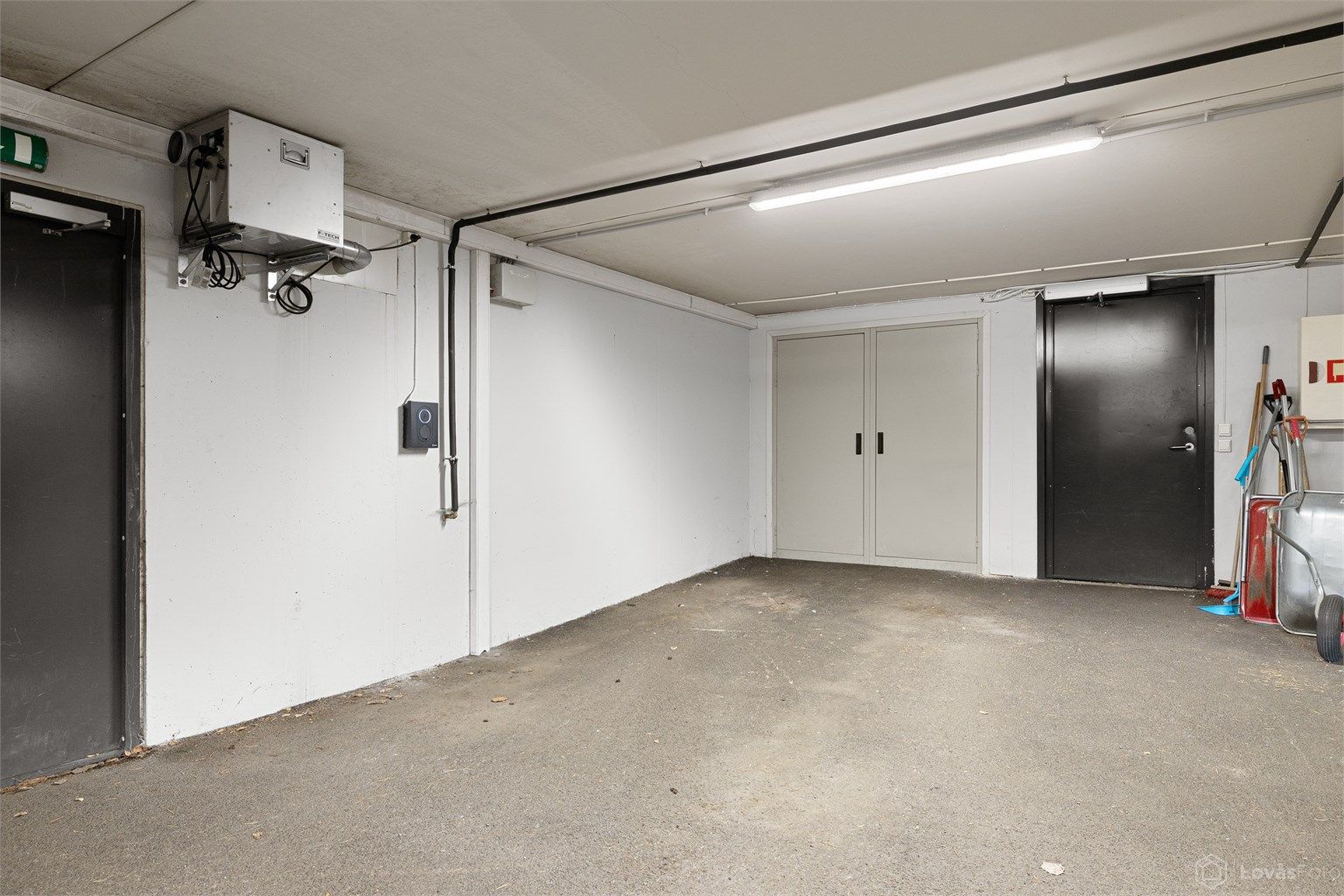 Garasjeplass med elbillader. Det er heis fra garasjeanlegget og opp til leiligheten. Leiligheten disponerer i tillegg en kjellerbod på 7 kvm