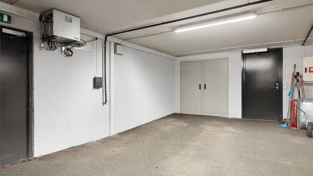 Garasjeplass med elbillader. Det er heis fra garasjeanlegget og opp til leiligheten. Leiligheten disponerer i tillegg en kjellerbod på 7 kvm