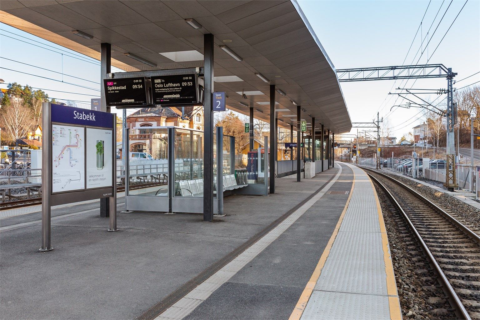 Stabekk stasjon ligger i nærheten og har hyppige avganger