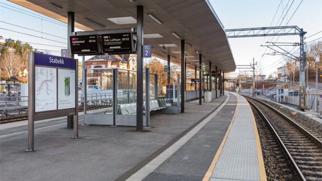 Stabekk stasjon ligger i nærheten og har hyppige avganger
