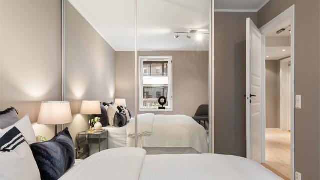 En stor skyvedørsgarderobe med speilfronter gir rikelig med oppbevaringsplass.