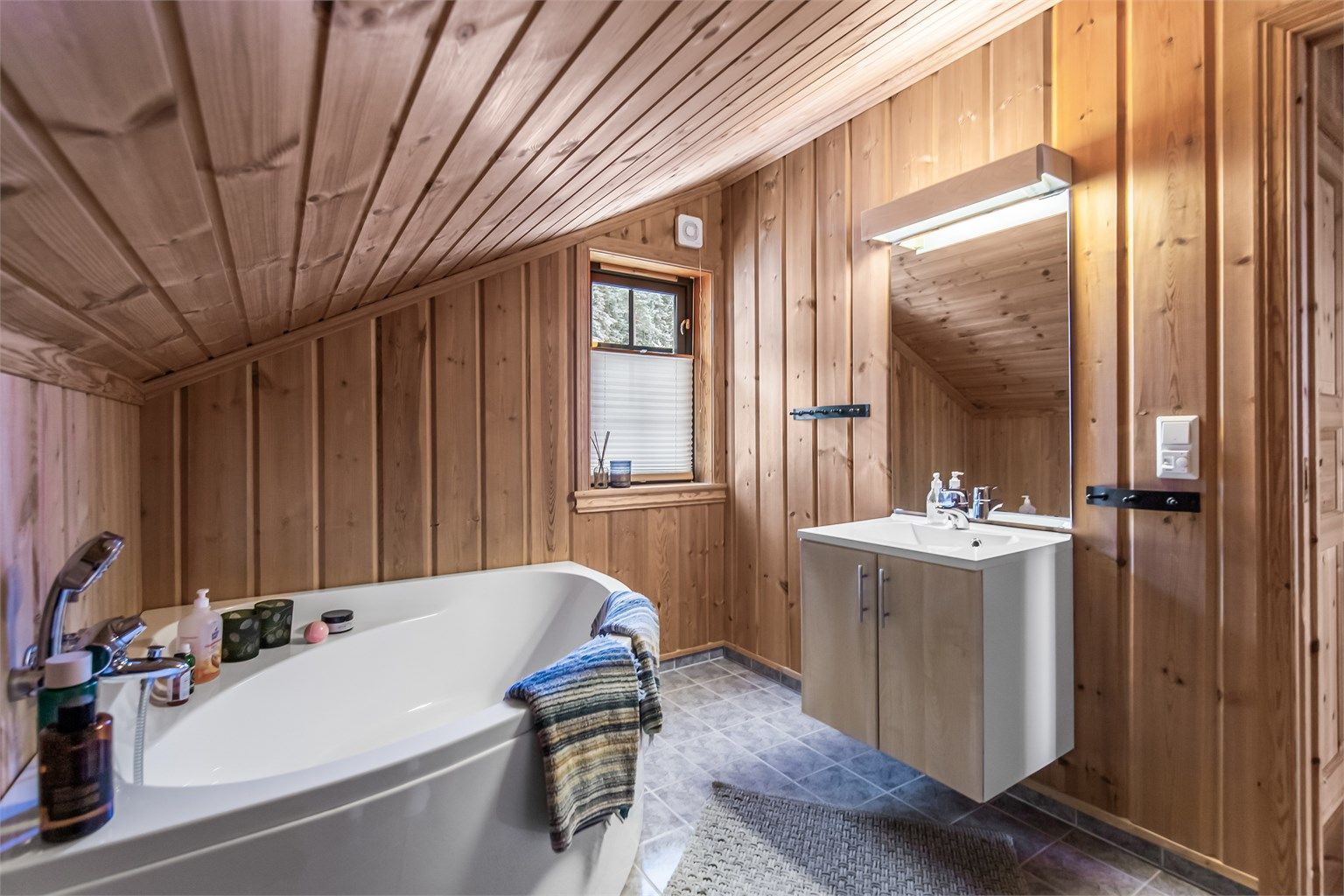 Flislagt gulv med varmekabler i gulv