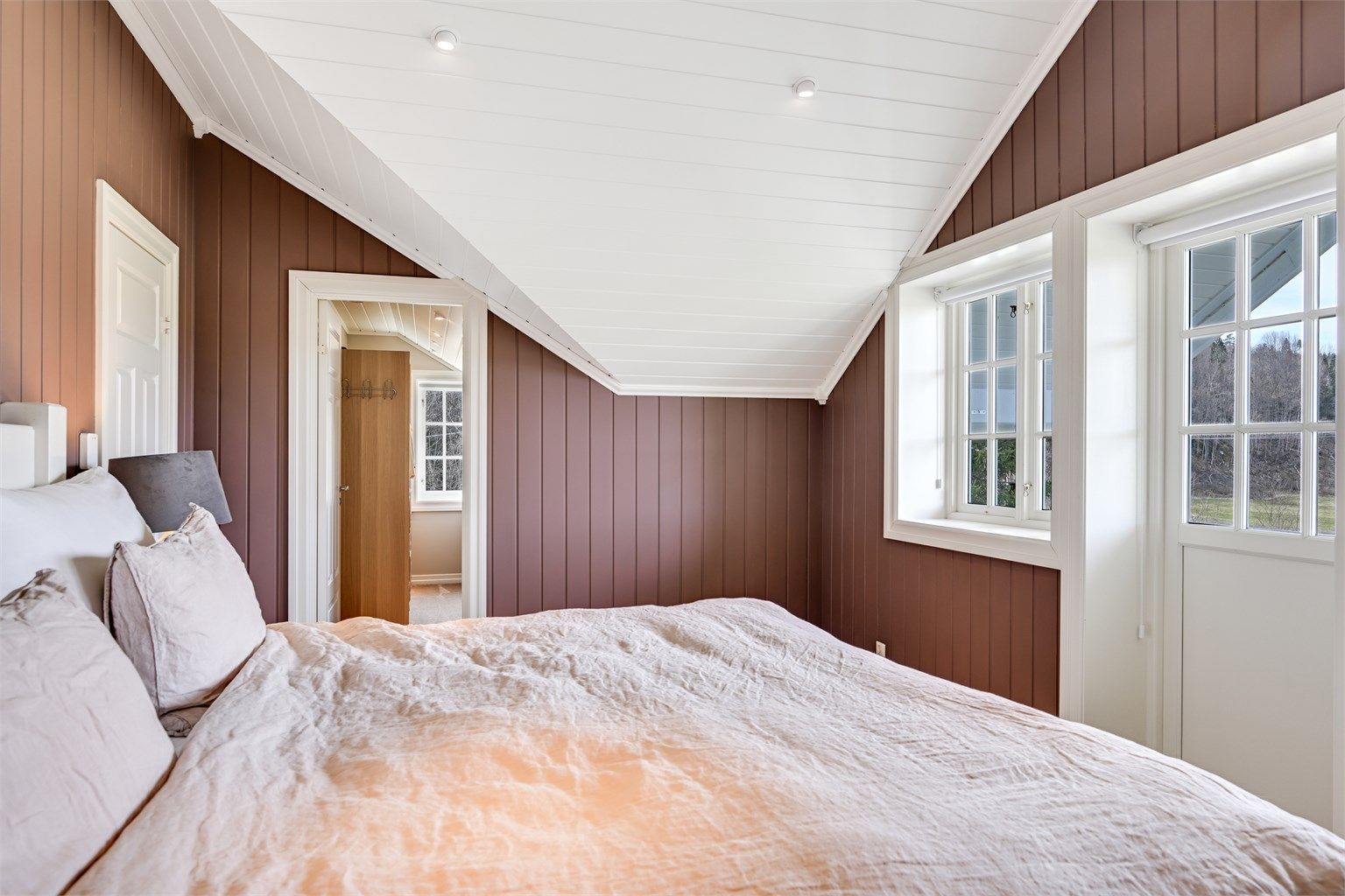 Fra hovedsoverommet er det utgang til en nordvendt balkong på 8 m².