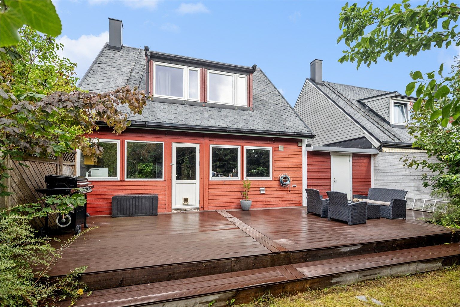 Ute har du flere solrike oppholdsplasser på den disponible tomten – med muligheter for å nyte både morgen- og kveldssol. 