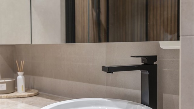 Innredning fra Schmidt med Dekton benkeplate, speilskap fra Megaflis og vegghengt toalett.