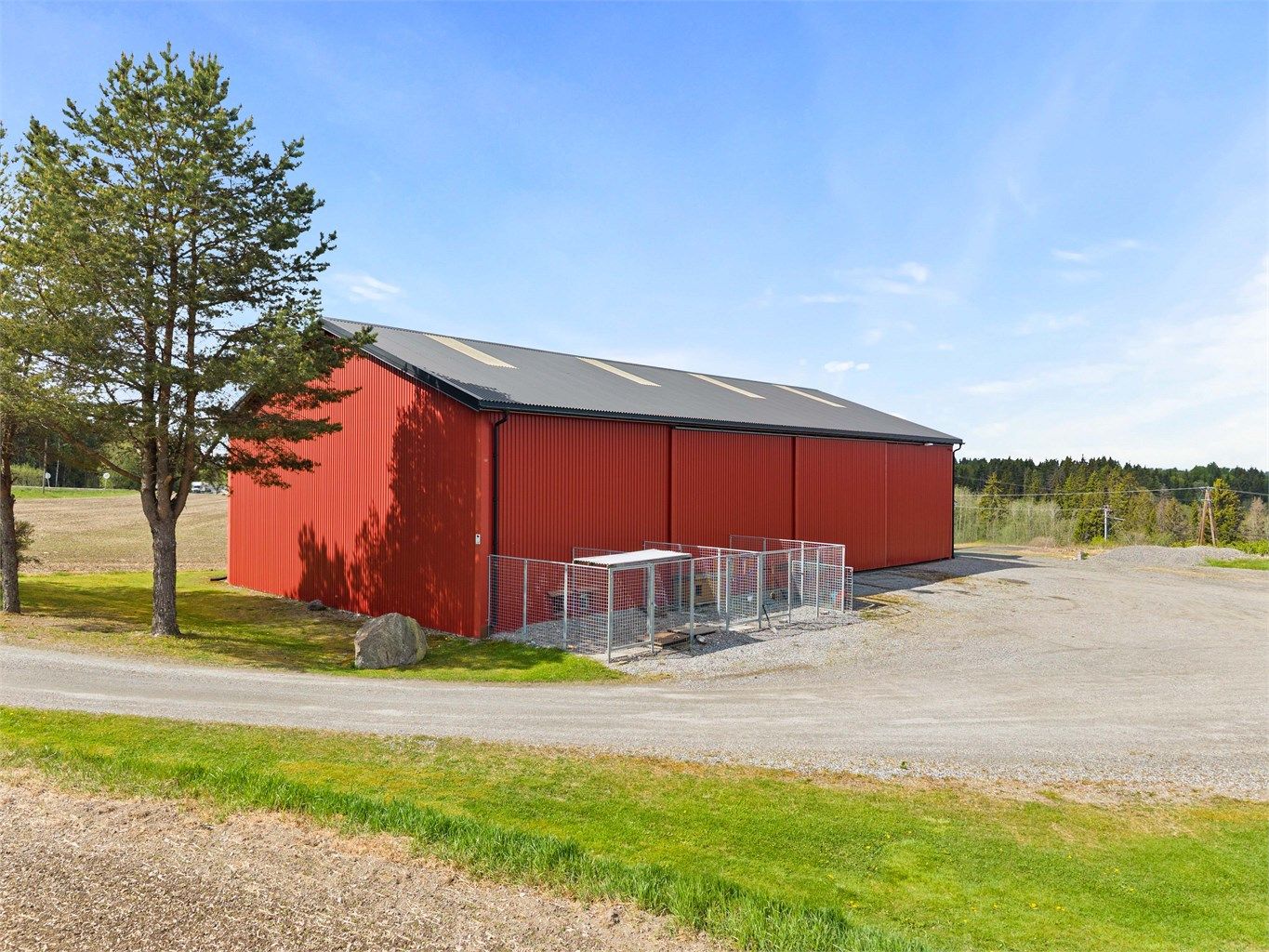 Stort redskapskjul på 325 m², oppført i 1999/2000. Bygningen er uisolert med vegger av profilerte metallplater.