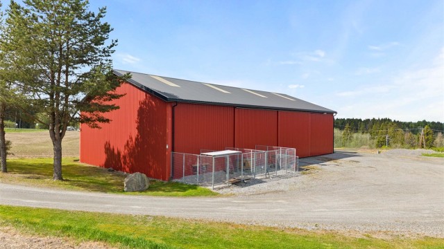 Stort redskapskjul på 325 m², oppført i 1999/2000. Bygningen er uisolert med vegger av profilerte metallplater.