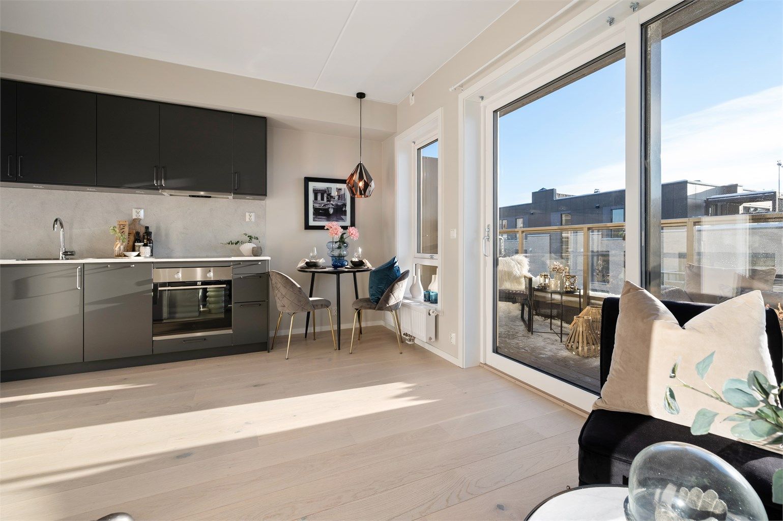 Boligen har overflater holdt i duse og behagelige nyanser. A-konto fjernvarme er inkludert i felleskostnader og boligen varmes opp ved bruk av radiatorer.