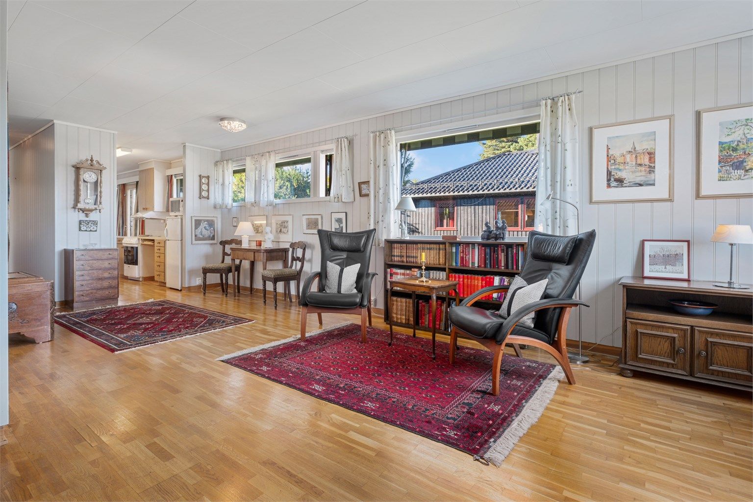 Stuen er gjennomgående lys og luftig med utstrakte vindusflater som sikrer rikelig med naturlig dagslys. 