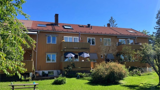 Sameiet har flotte grønne fellesareal med bl.a. lekeapparater, sittegrupper m.m.