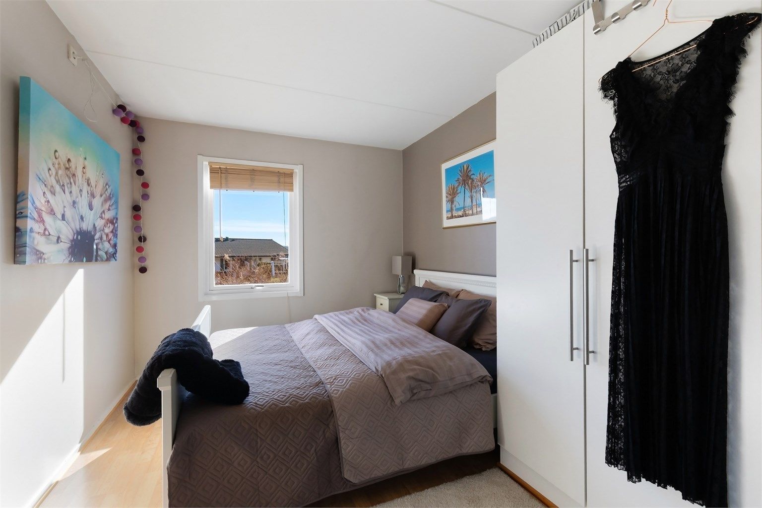 Leiligheten har to gode soverom, begge med plass for seng, skap og annet passende møblement