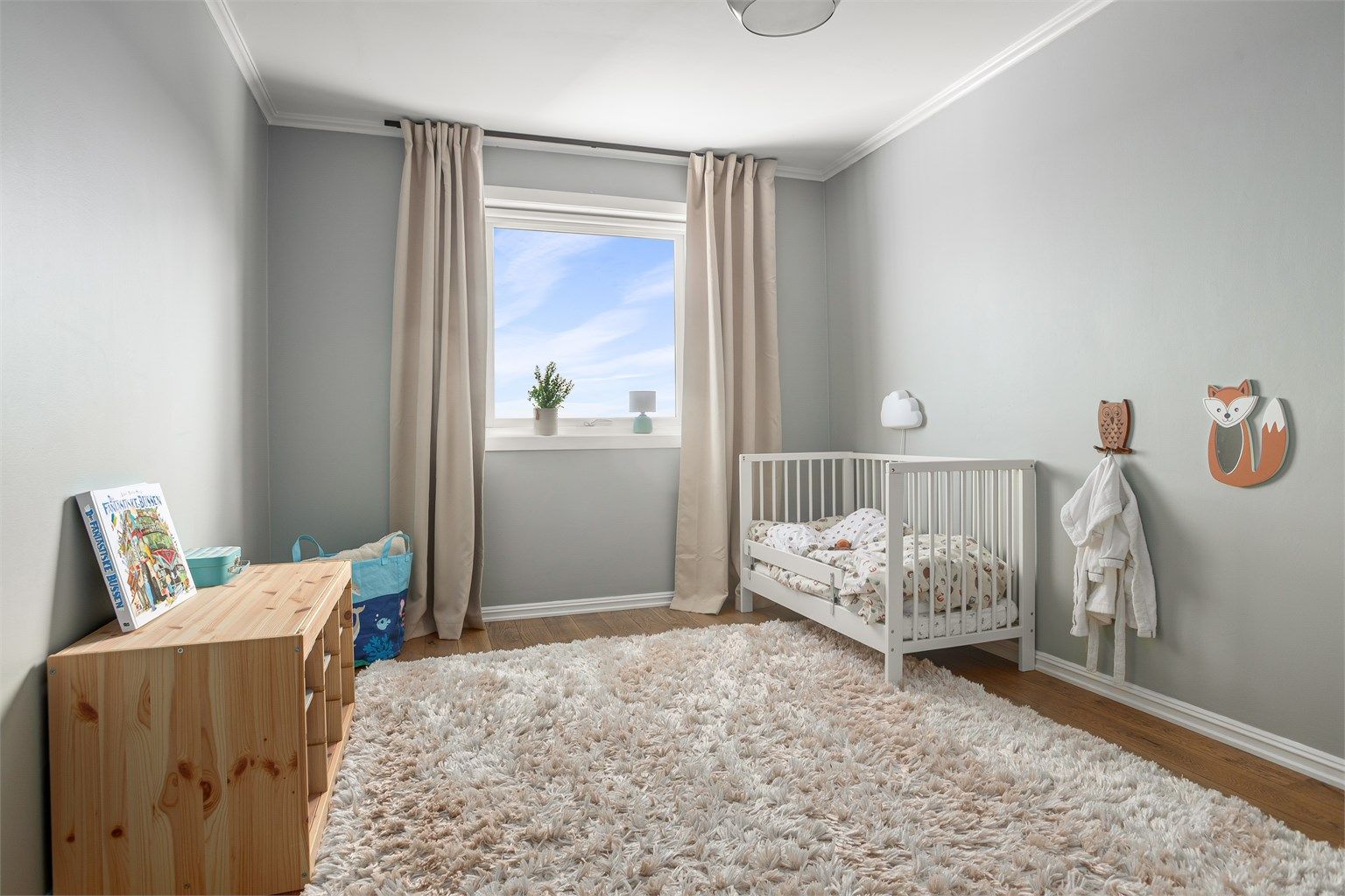 Soverom med plass til dobbeltseng og klesskap også her